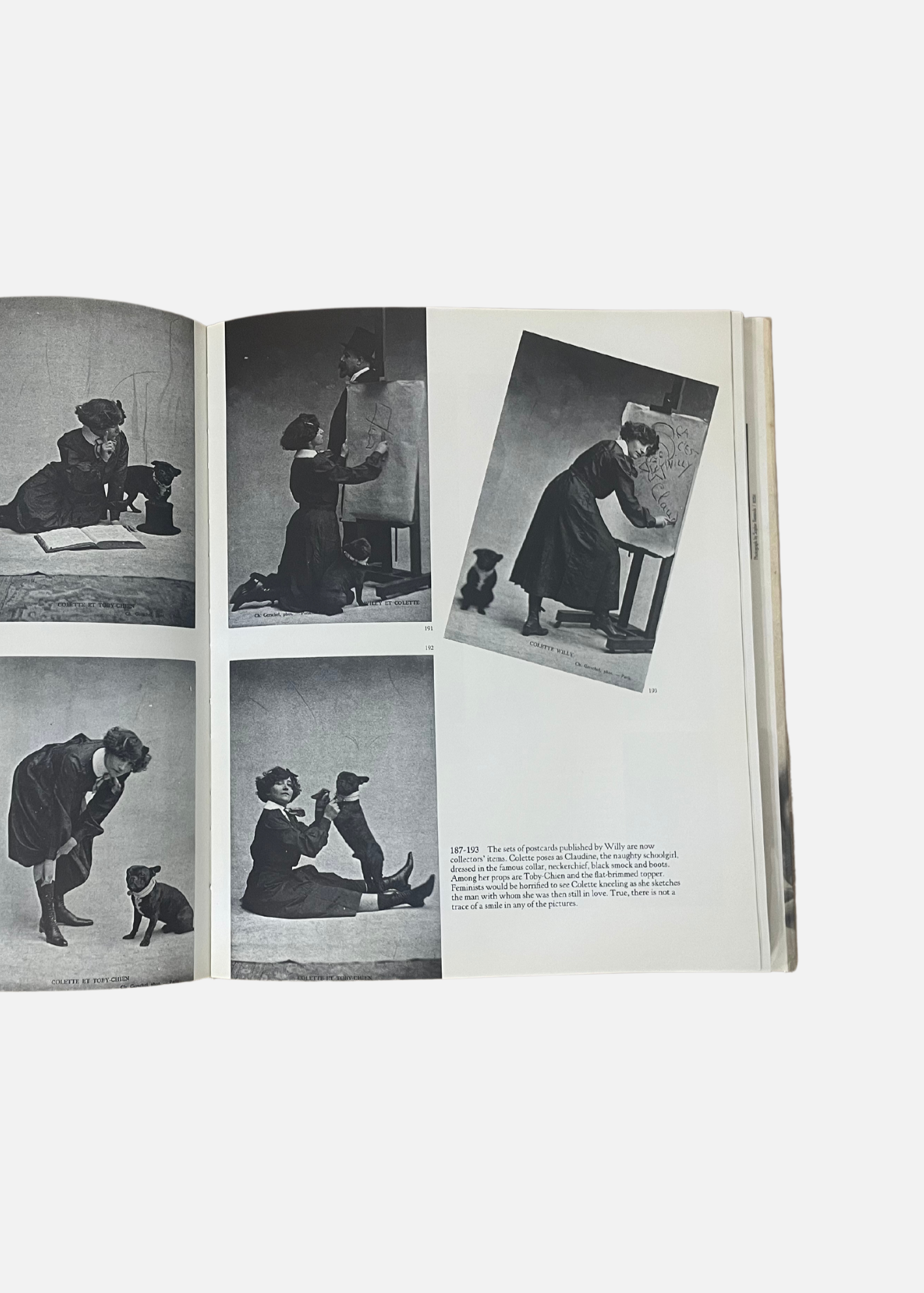 Page ouverte du livre Colette A Passion For Life montrant trois photos en noir et blanc de l'écrivaine Colette habillée d'une robe longue noire avec un col blanc. Sur ces photos, elle est soit assise et joue avec un chien, soit debout entrain de dessiner sur un tableau vierge sur pied.