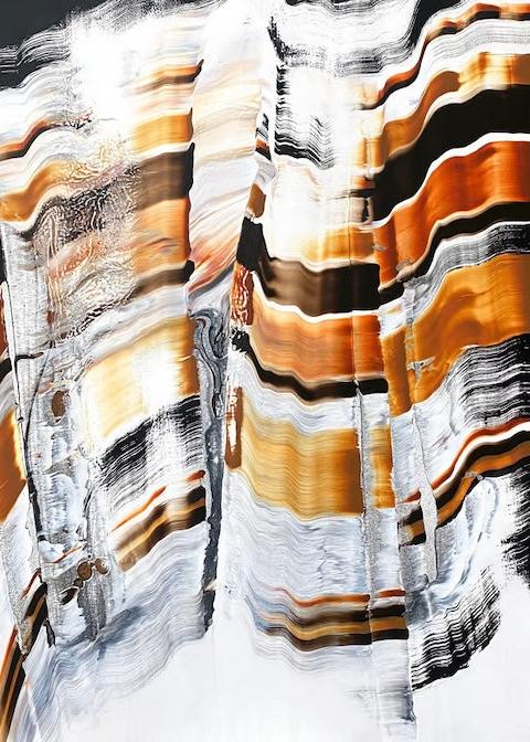 Une page ouverte du livre de Silvère Jarrosson présentant une peinture en mouvement de l'artiste dans les tons orange, marron, blanc et noir.