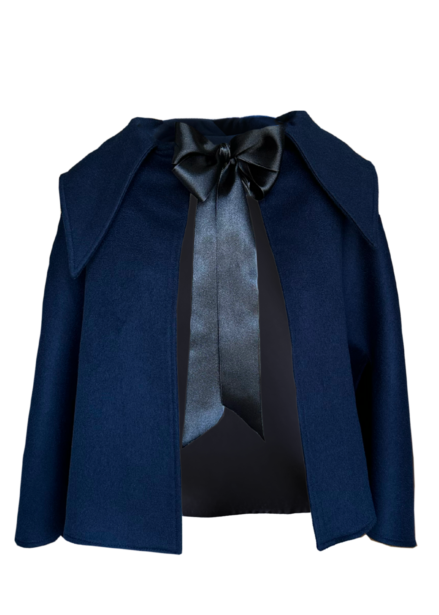 Photo avec mannequin invisible de la cape Ondine bleu nuit avec un ruban en satin noir pour fermeture.