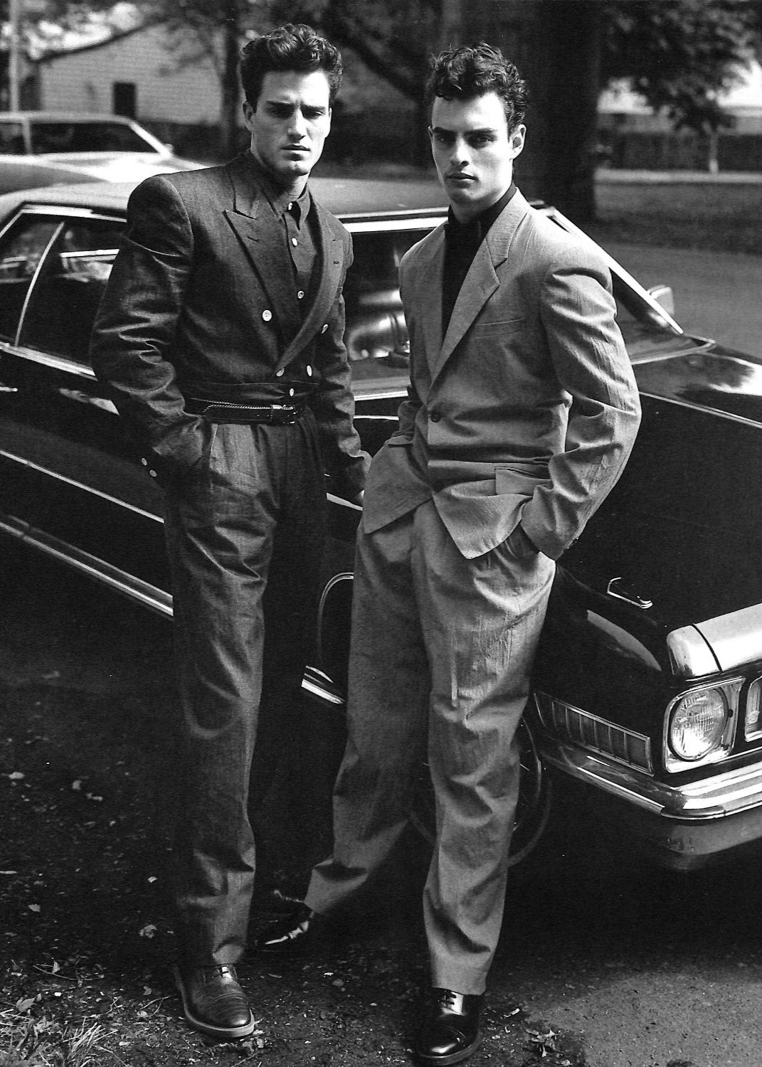 Page ouverte du livre Appearances de Martin Harrison montrant une photo en noir et blanc de plein pied. Il y a deux jeunes hommes en costumes, l'un plus clair que l'autre, adossés contre une voiture noire.
