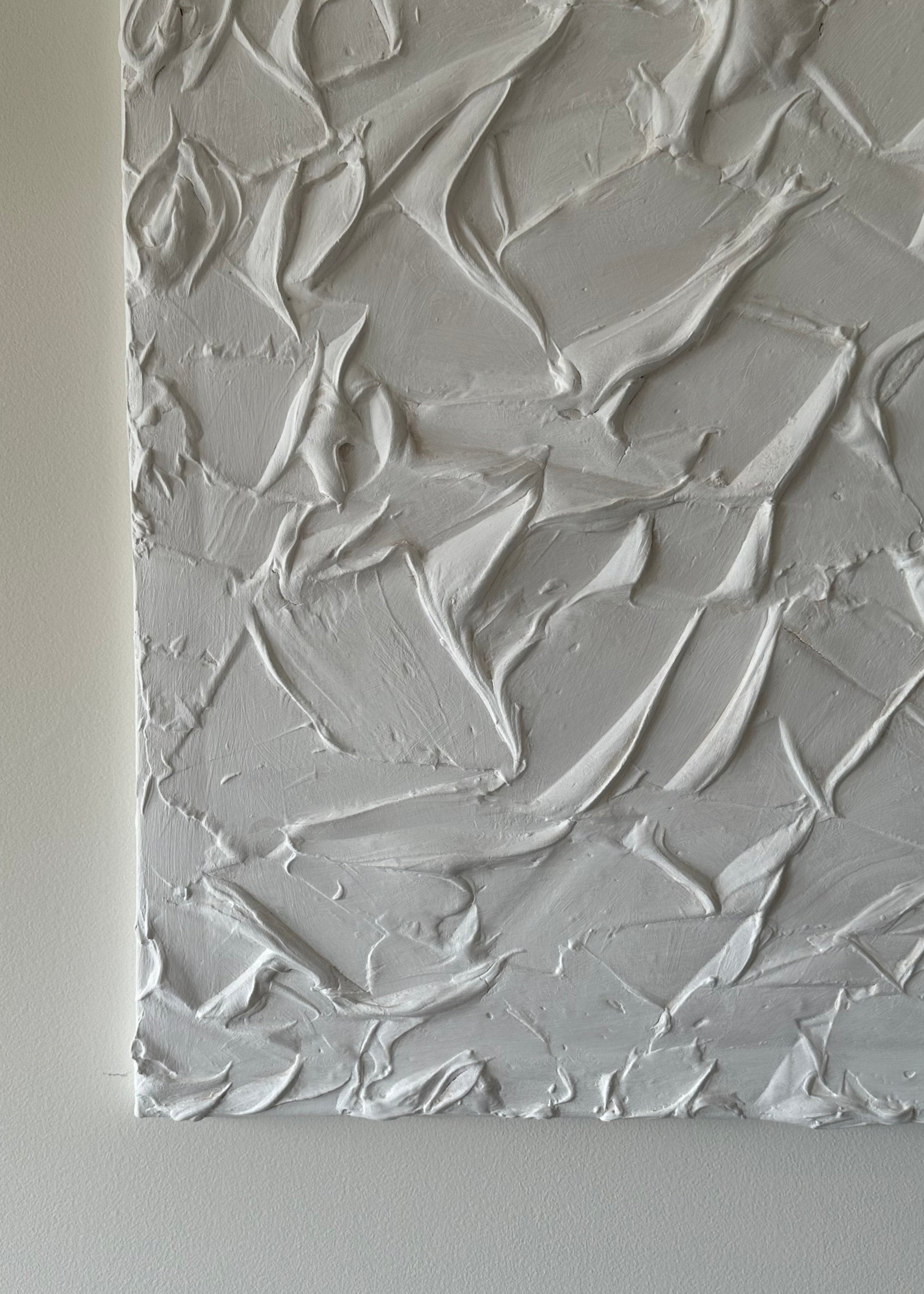 Sa surface est texturée d'un blanc immaculé. Il ajoute une dimension artistique unique à tout espace. La surface en relief crée une texture visuelle intéressante, idéal pour sublimer la décoration d'un intérieur contemporain élégant et minimaliste.